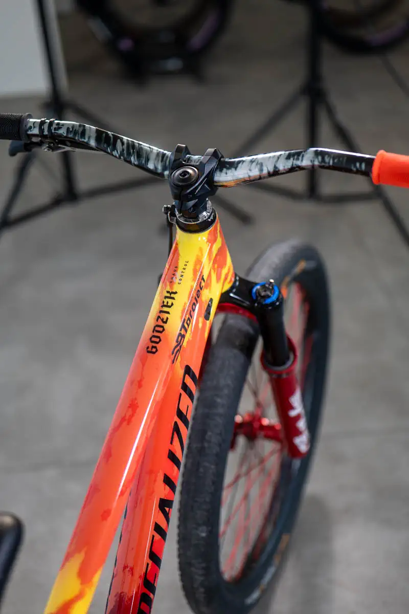 Nadrukowane logo na folii ochronnej rury górnej