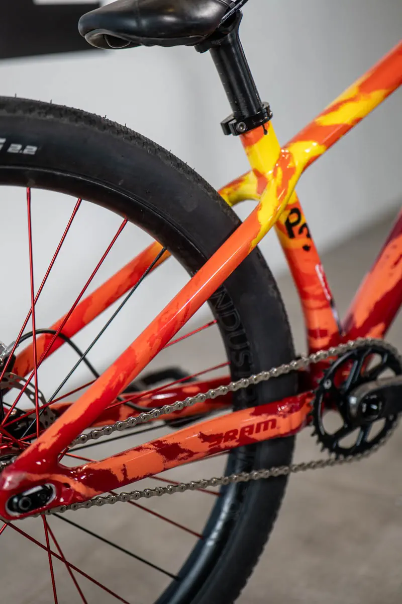 Zbliżenie na zabezpieczony tylny trójkąt Specialized P3