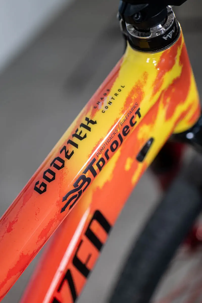 Zbliżenie na napisy rury górnej