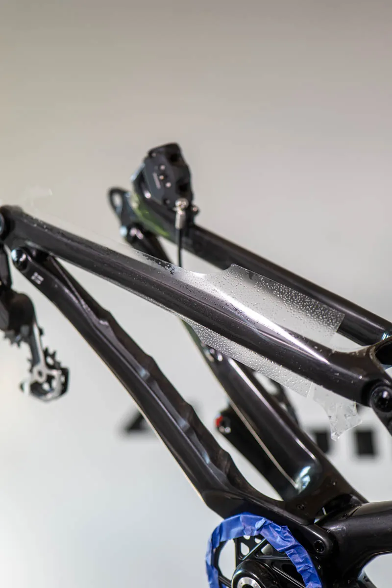 Aplikacja folii ochronnej CPF na tylnym trójkącie Specialized Stumpjumper 15 PRO