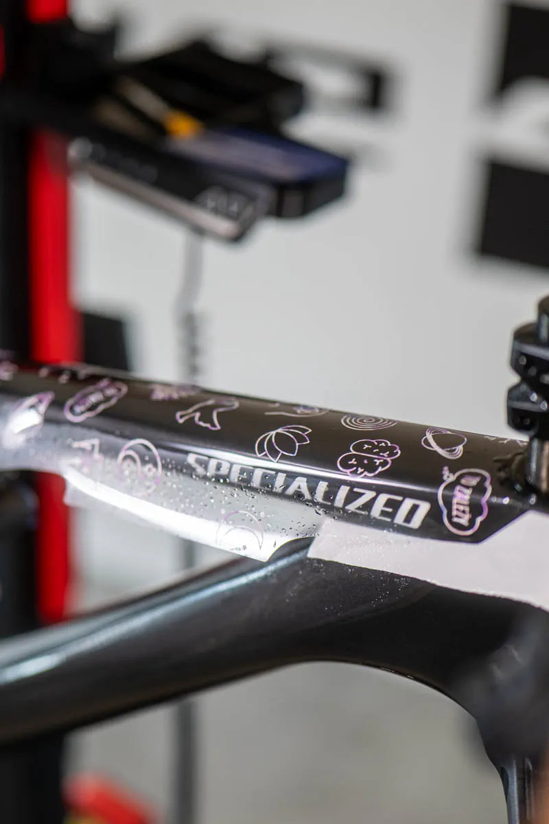 Grafika z napisem Specialized na górnej rurze Specialized Stumpjumper 15 PRO