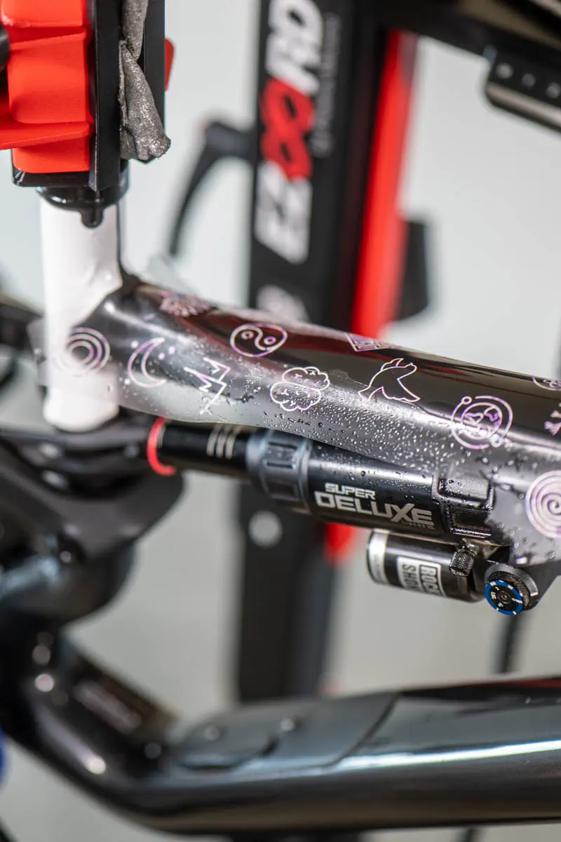 Aplikacja foliina górnej rurze z autorską grafiką na ramie Specialized Stumpjumper 15 PRO