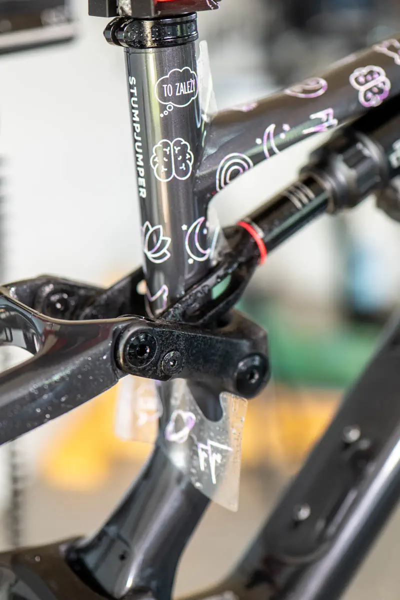Oklejanie okolic rury podsiodłowej i zawieszenia w Specialized Stumpjumper 15 PRO