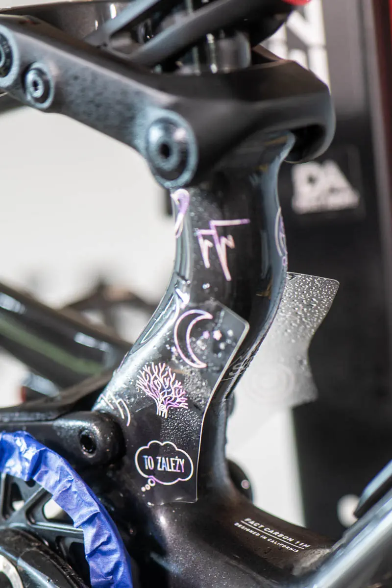 Dopasowanie folii ochronnej w rejonie dolnej części ramy Specialized Stumpjumper 15 PRO