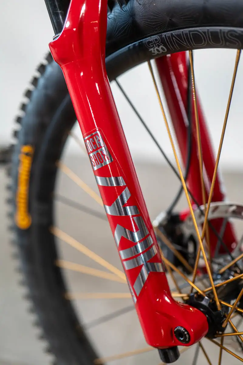 Przedni amortyzator RockShox zabezpieczony bez zmiany oryginalnej naklejki