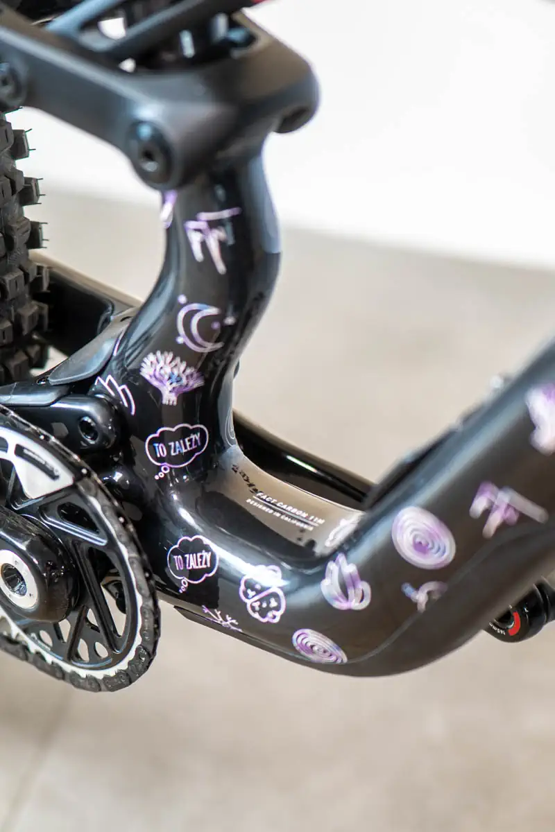 Grafika w okolicy rury podsiodłowej i dampera Specialized Stumpjumper 15 PRO