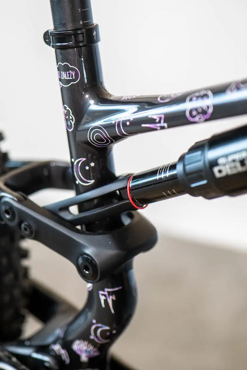 Wykończona aplikacja grafiki na czarnym lakierze Specialized Stumpjumper 15 PRO