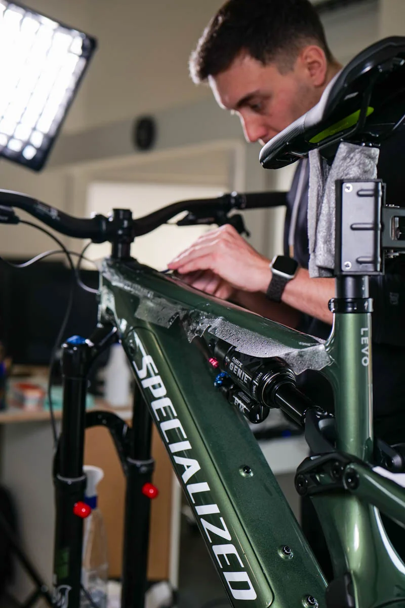 Precyzyjne układanie folii na górnej rurze Turbo Levo 4