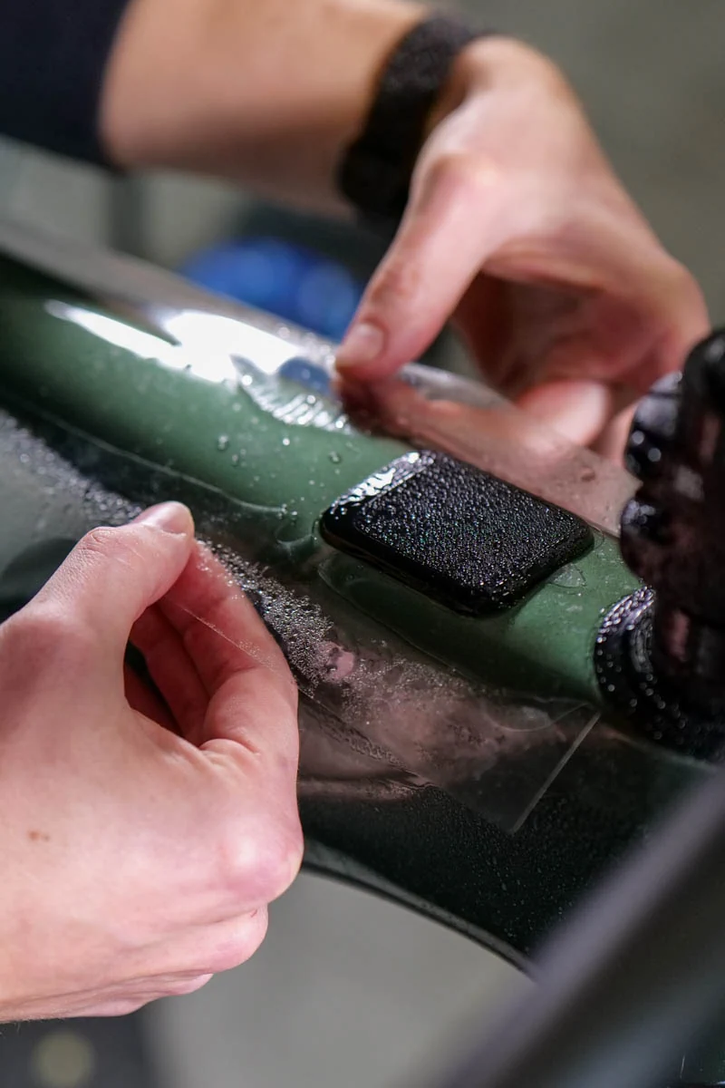 Aplikacja folii ochronnej CPF na ramie – praca na mokro