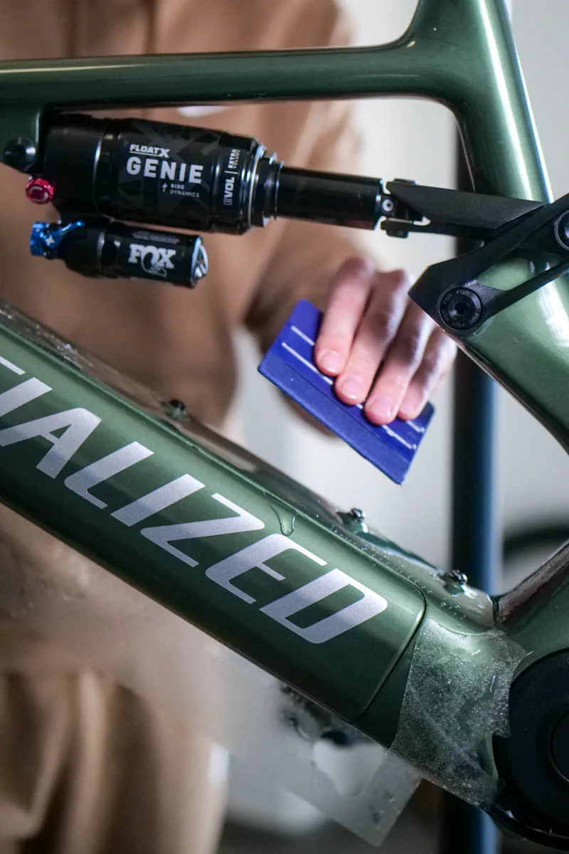 Wygładzanie folii na dolnej rurze i wokół dampera