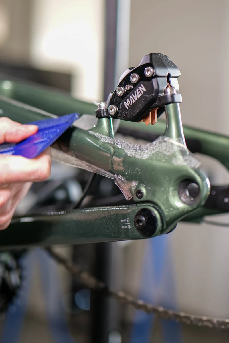 Staranna aplikacja folii w okolicach hamulca