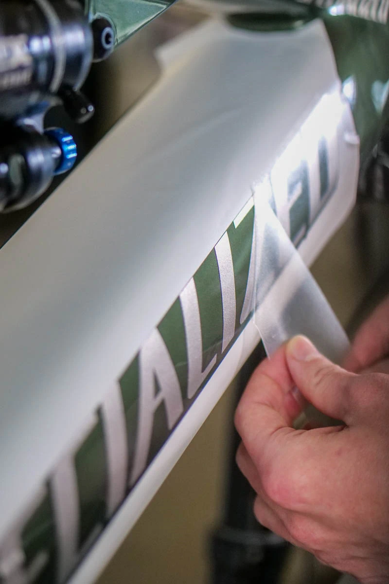 Rekonstrukcja napisu SPECIALIZED – aplikacja liter na folii