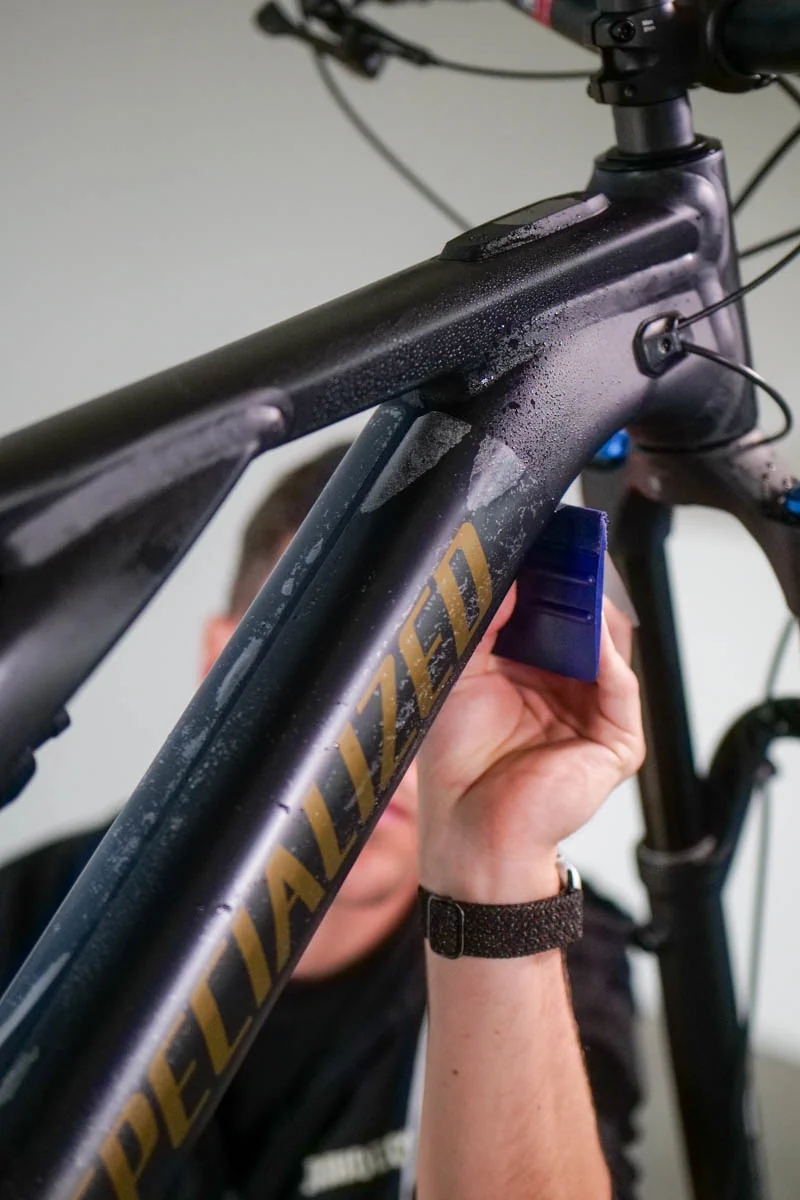 Aplikacja folii ochronnej na dolnej rurze ramy Specialized