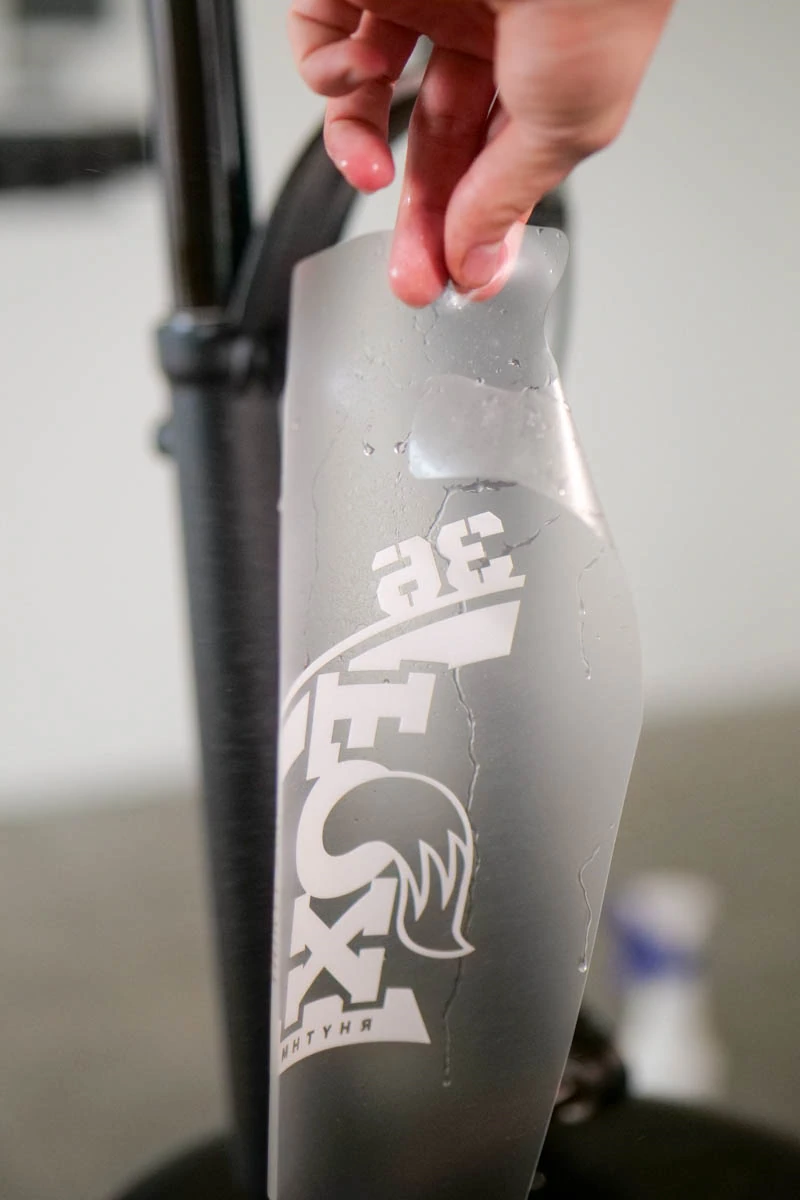 Folia ochronna przygotowana do nałożenia na amortyzator Fox