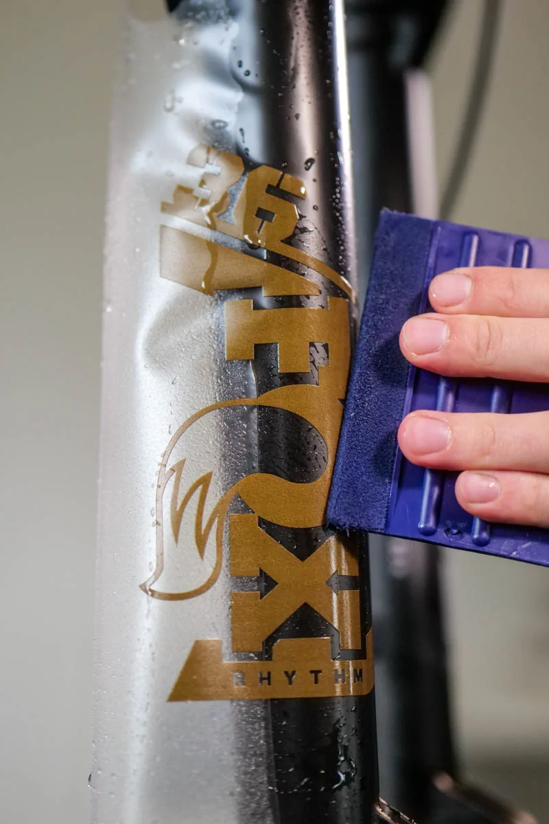 Aplikacja folii z nadrukiem FOX dopasowanym do koloru ramy