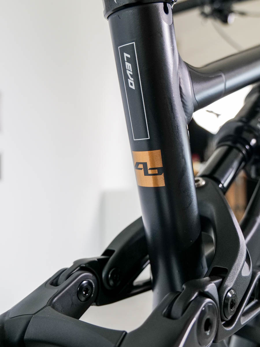 Zbliżenie na tylny amortyzator z miedzianym logo Levo