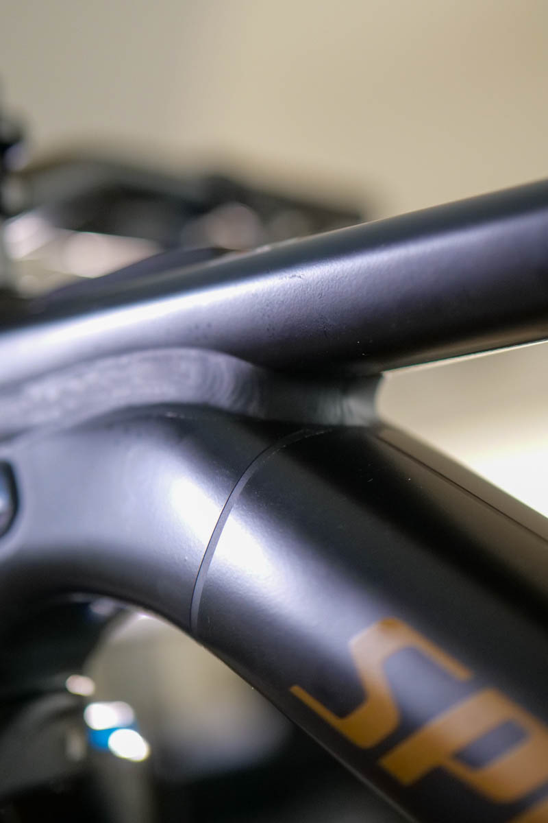 Łączenie formatek przy górnej rurze