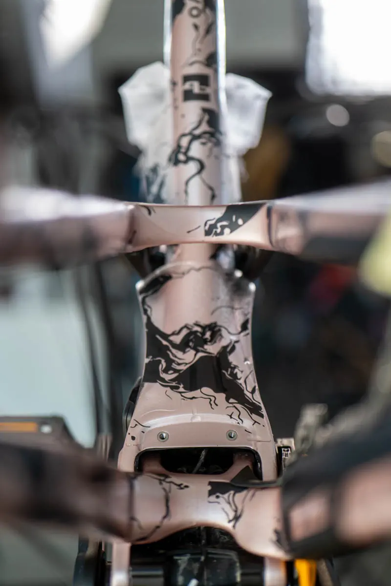 Zbliżenie na oklejanie rury podsiodłowej