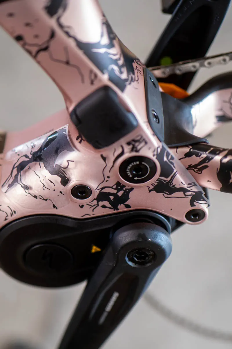 Zbliżenie na oklejanie okolic silnika