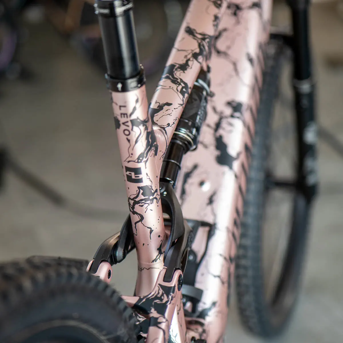 specialized-turbo-levo-4-czarna-grafika-zmienia-wszystko