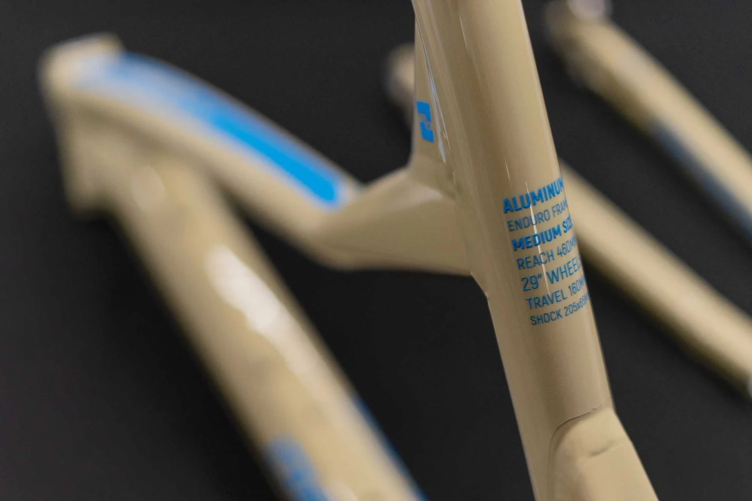 Rura podsiodłowa ramy rowerowej z niebieskim nadrukiem folii, zawierająca specyfikację roweru