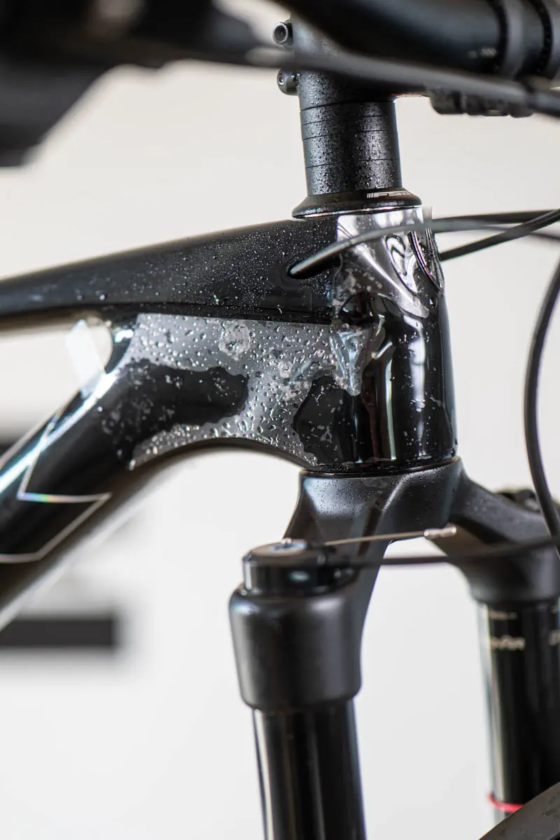 Zabezpieczona główka ramy Trek Procaliber 9.6 z folią CPF połysk