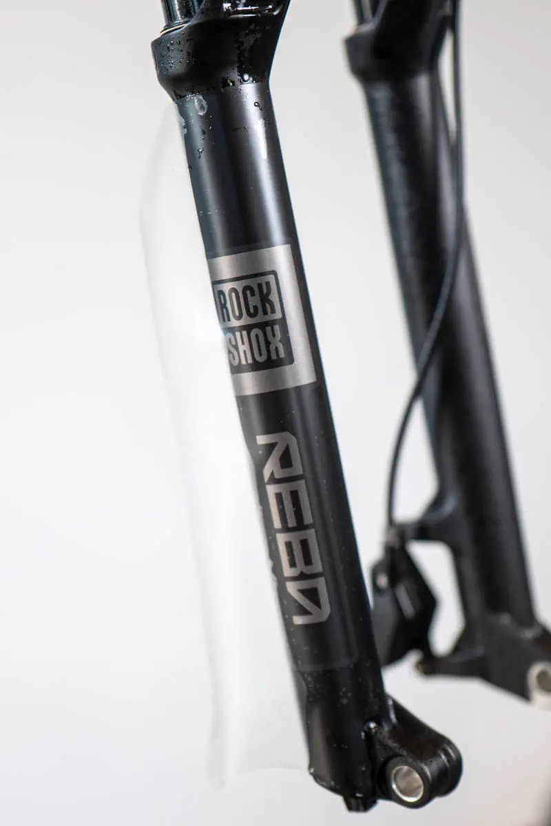 Amortyzator RockShox Reba w Trek Procaliber 9.6 w trakcie zabezpieczania folią ochronną