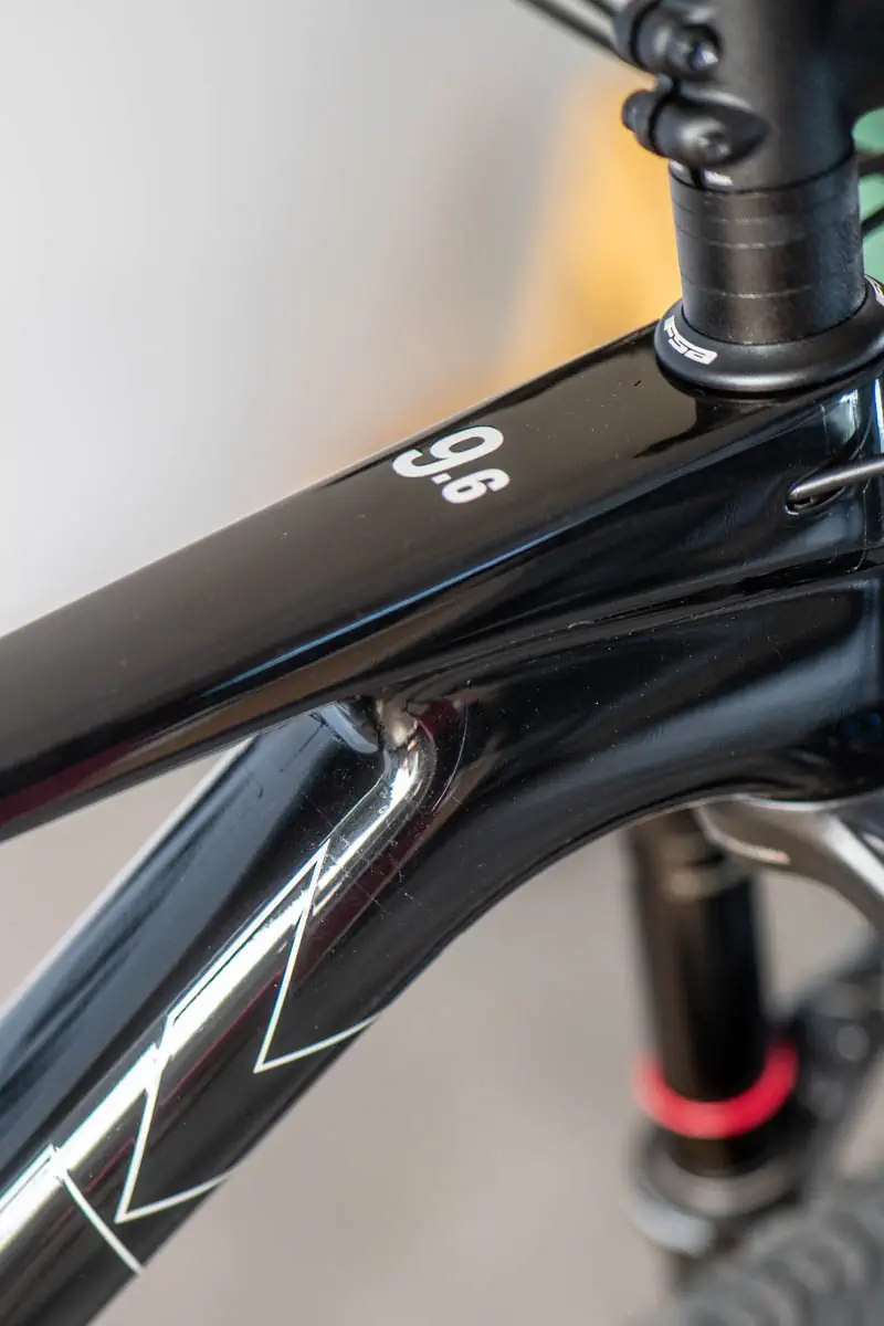 Górna część ramy Trek Procaliber 9.6 z charakterystycznym oznaczeniem modelu