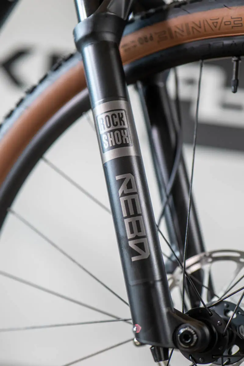 RockShox Reba w Trek Procaliber 9.6 z zachowanymi oryginalnymi naklejkami