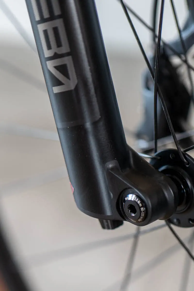 Dolna część amortyzatora RockShox Reba po zabezpieczeniu folią ochronną