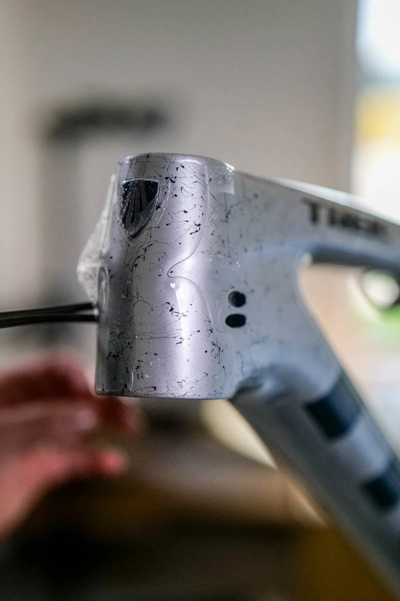 Detale lakieru i oznaczenia na ramie Trek