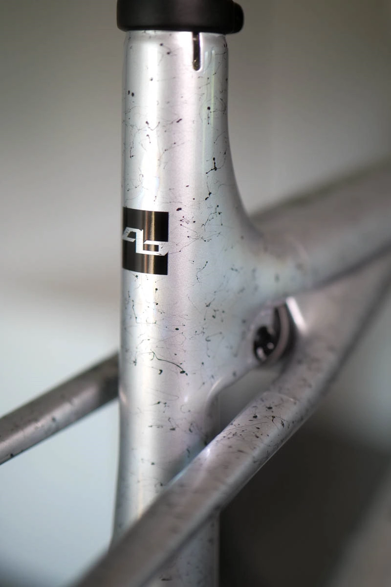 Logo Bontrager na biało + detale w czerwieni