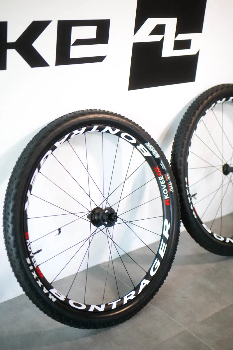 Logo Bontrager na biało + detale w czerwieni