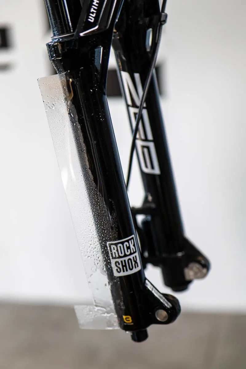 RockShox ZEB Ultimate w YT Decoy X CORE 3 podczas oklejania folią ochronną