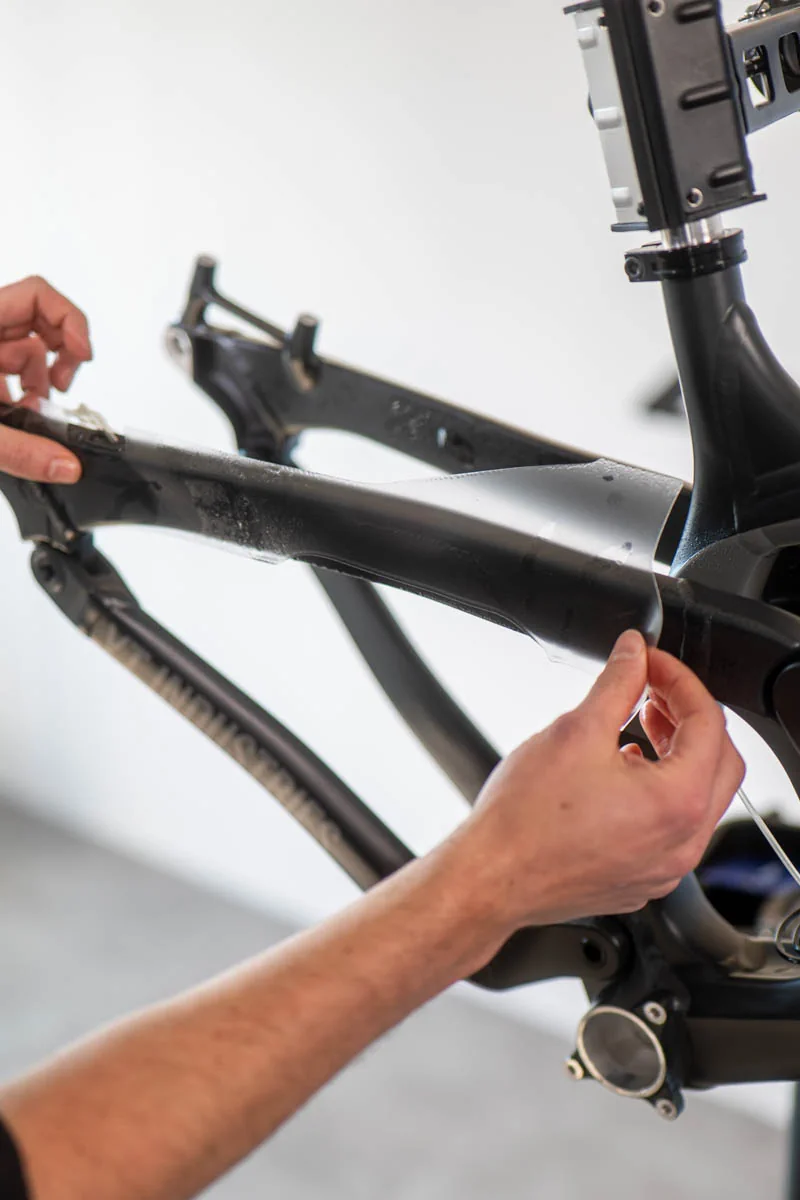 YT Tues Core 1 oklejanie folią ochronną CPF mat