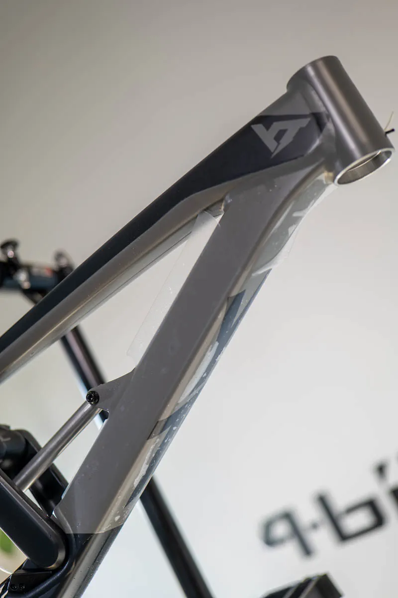 YT Tues Core 1 oklejanie rury dolnej