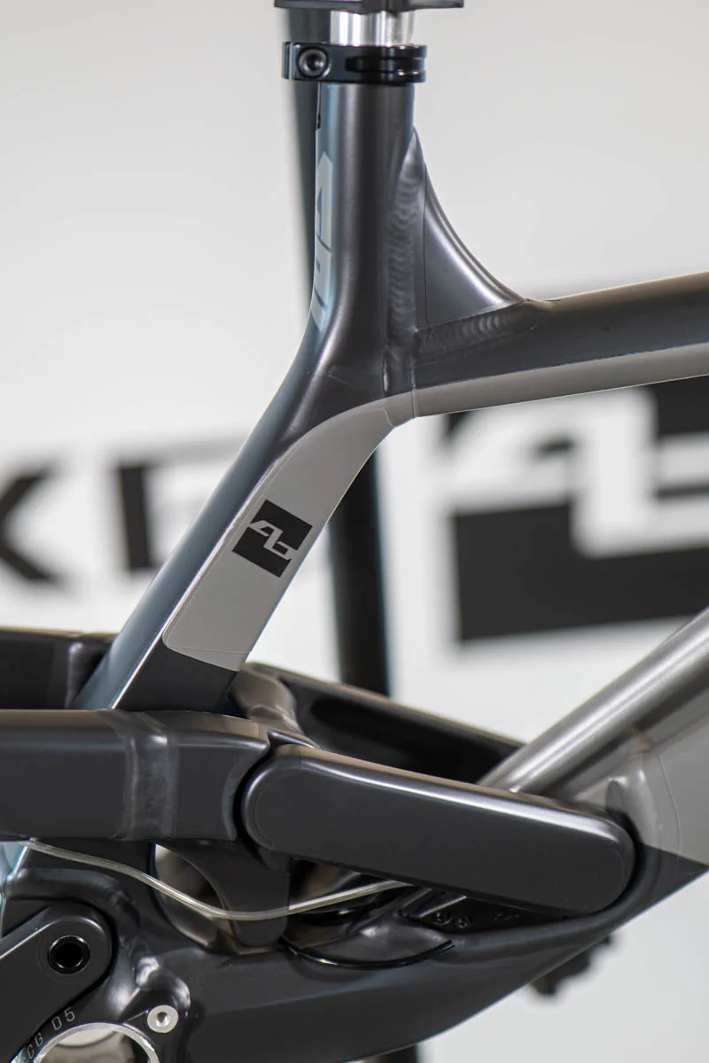 YT Tues Core 1 efeket koncowy i logo 4-bike