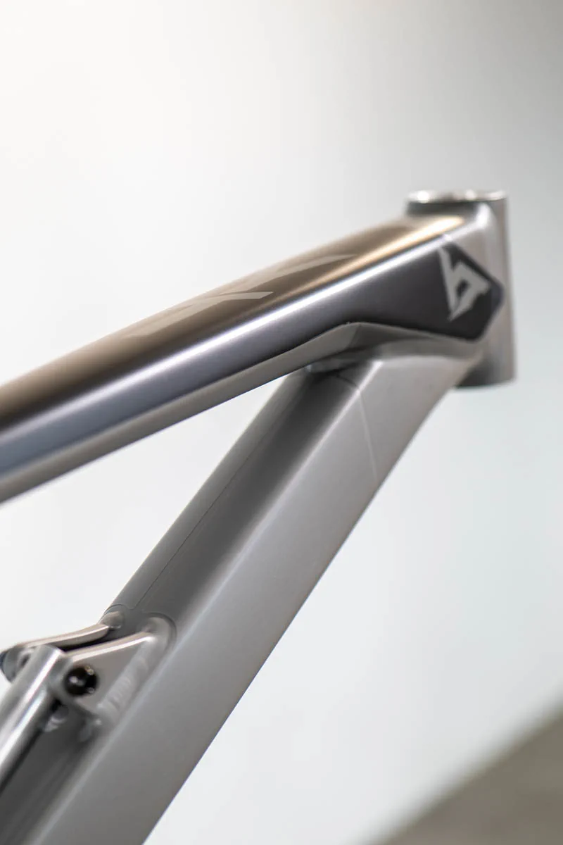 YT Tues Core 1 efeket koncowy rura dolna