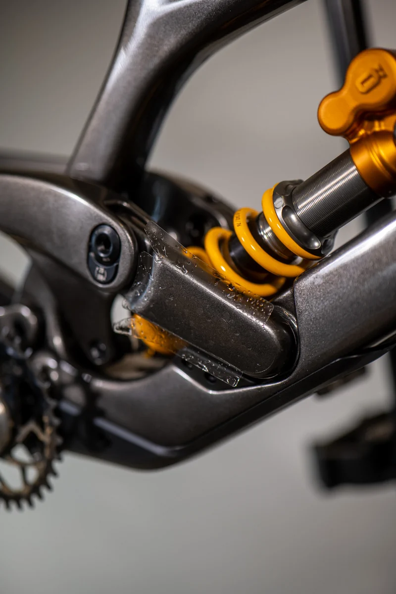 YT Tues Core 3 – Oklejanie tylnego trójkąta