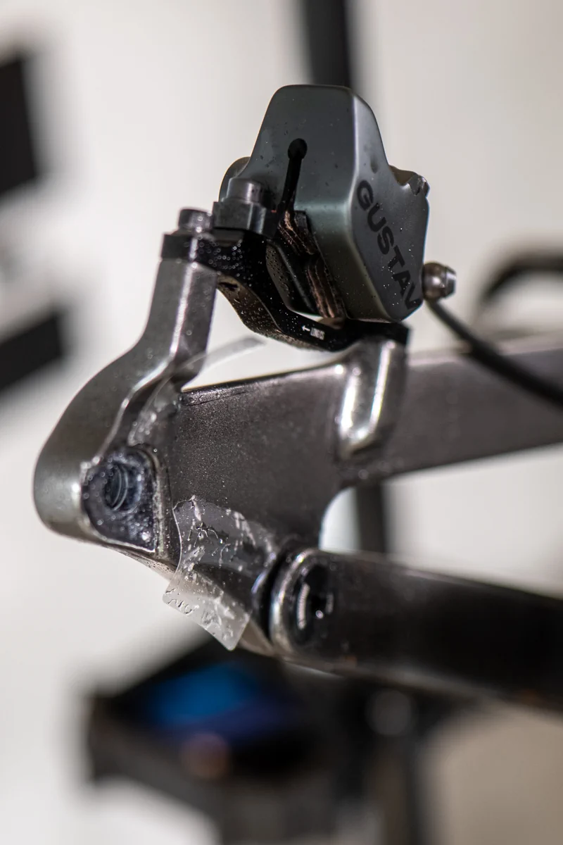 Zabezpieczenie okolic zacisku chamulcowego