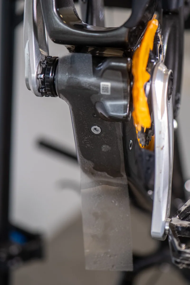 Folia na spodzie ramy