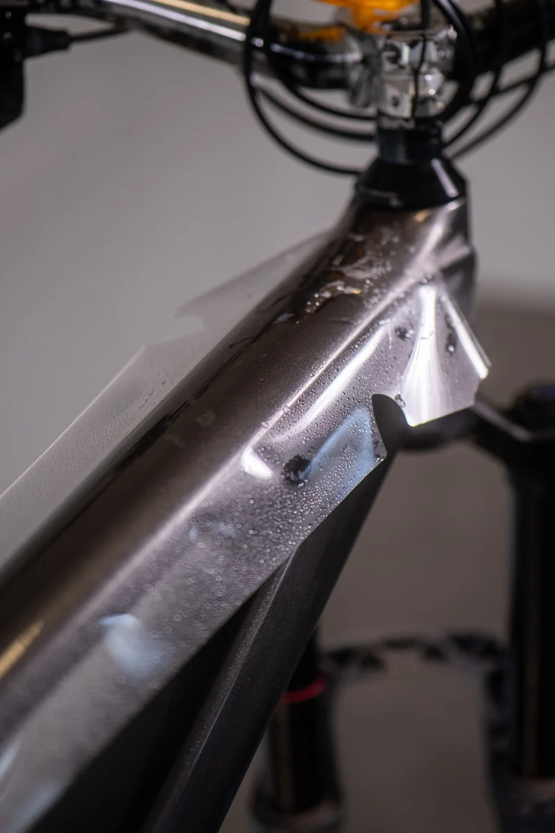 Aplikacja folii na rurze górnej