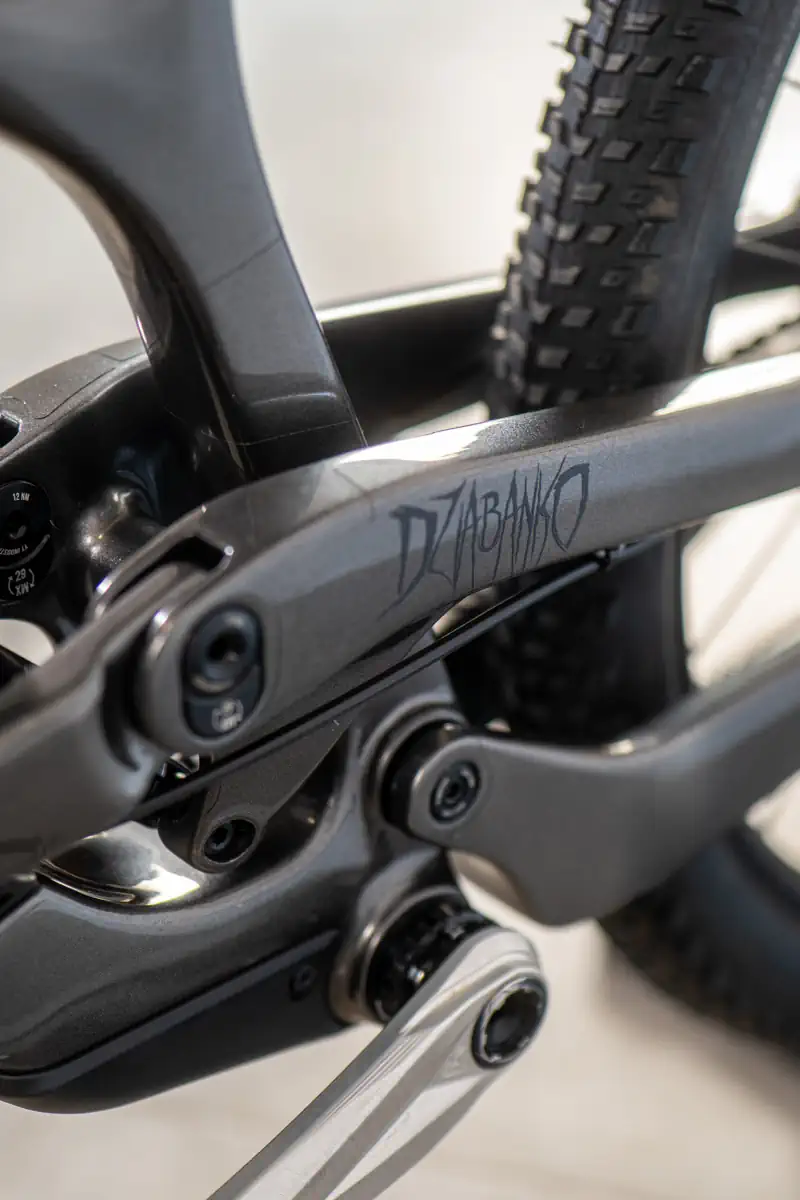 Napis dziabanko na tylnym trójkącie