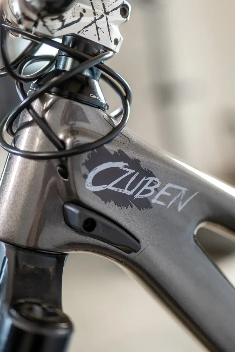 Personalizowany napis czuben na górnej rurze