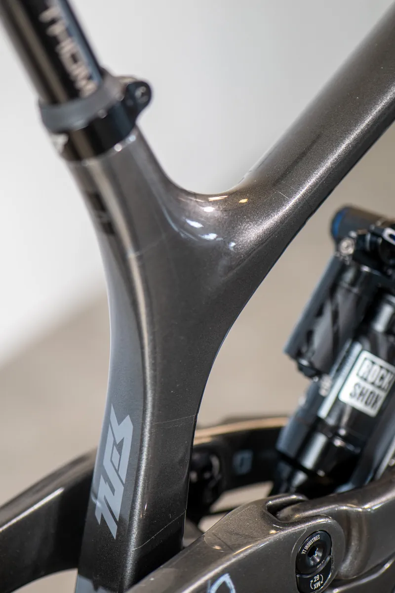 Detale folii na rurze podsiodłowej