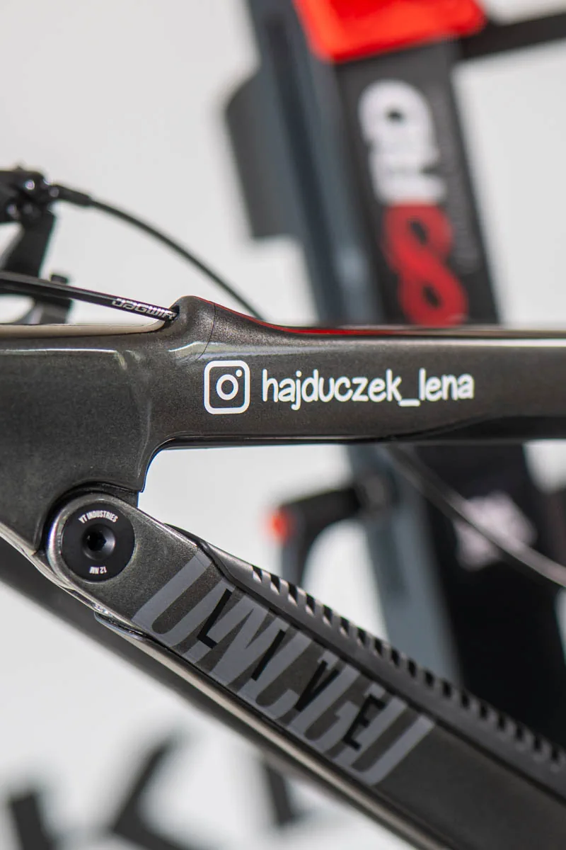 Personalizowane oznaczenie Instagram hajduczek_lena na tylnym trójkącie YT Tues