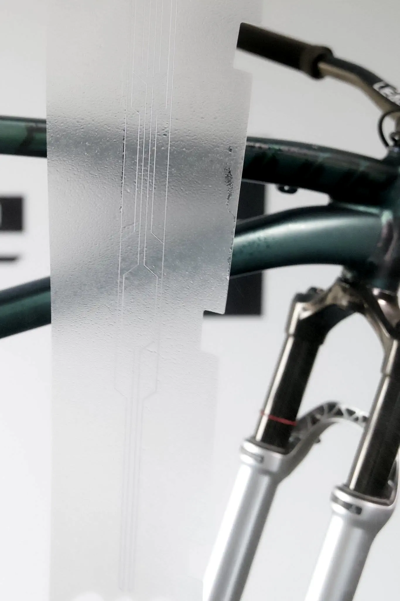 Aplikacja folii na górnej rurze Dartmoor Two6Player