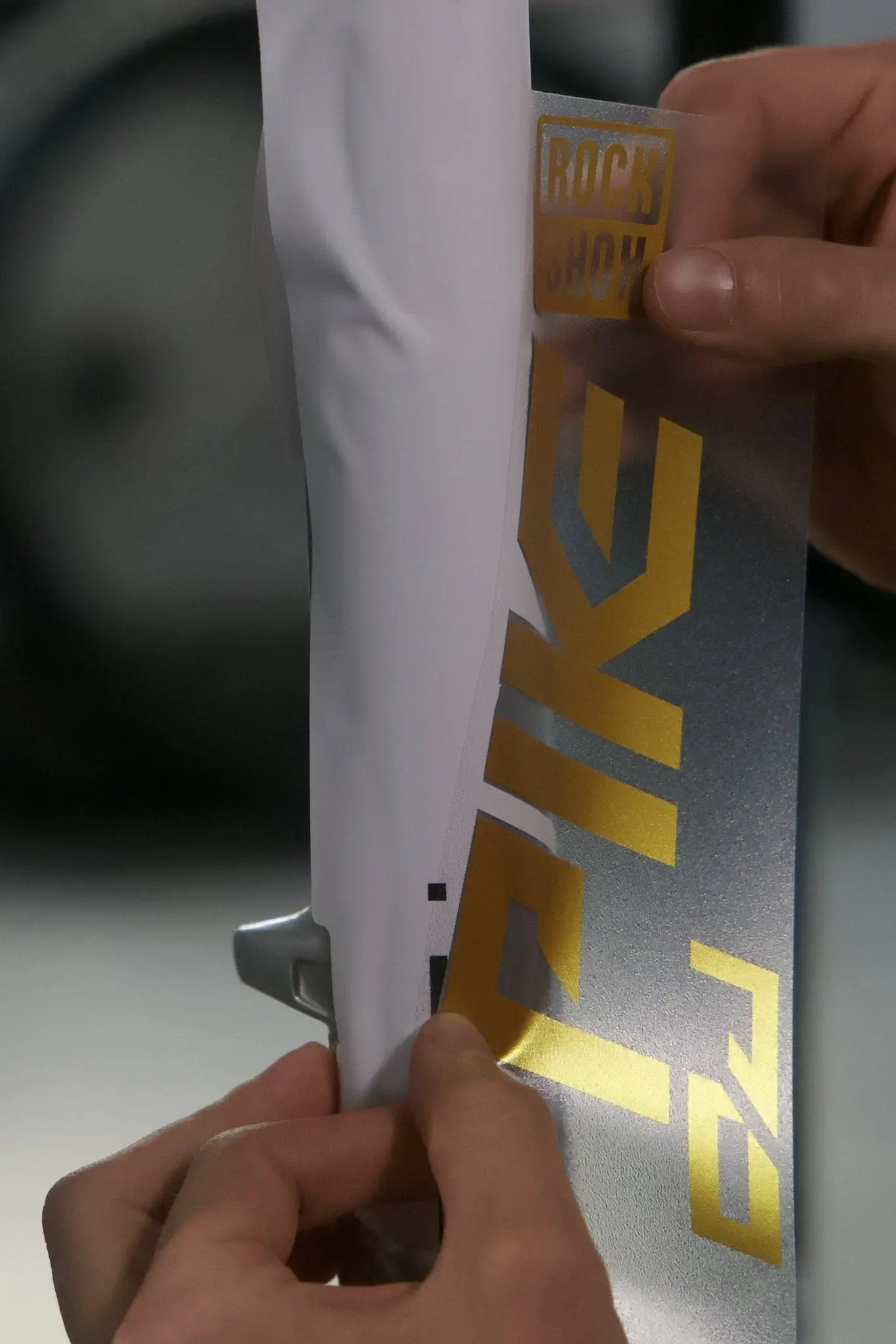 Detale folii ochronnej na ramie dirtowej