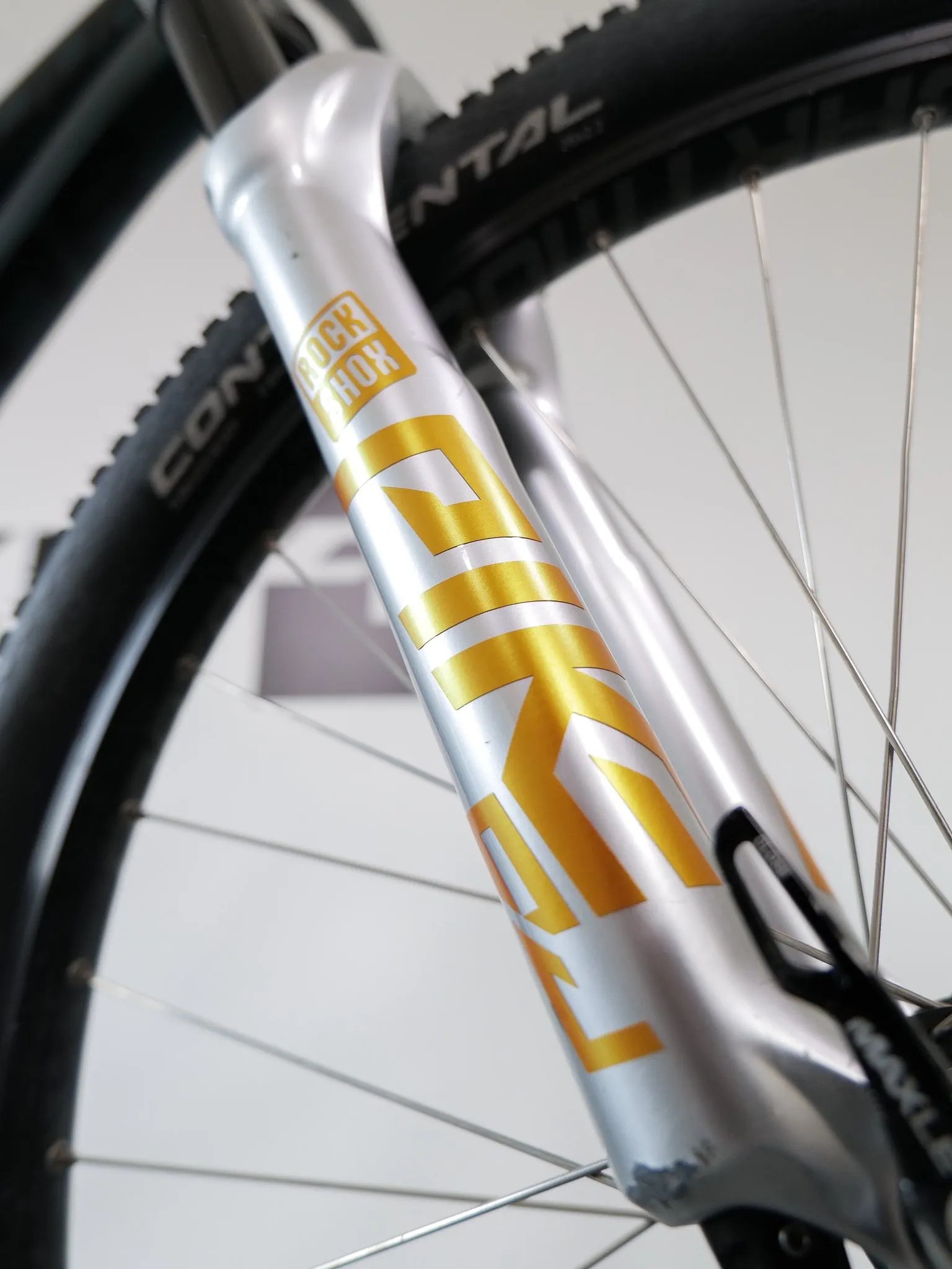 Customowa złota naklejka na Pike DJ