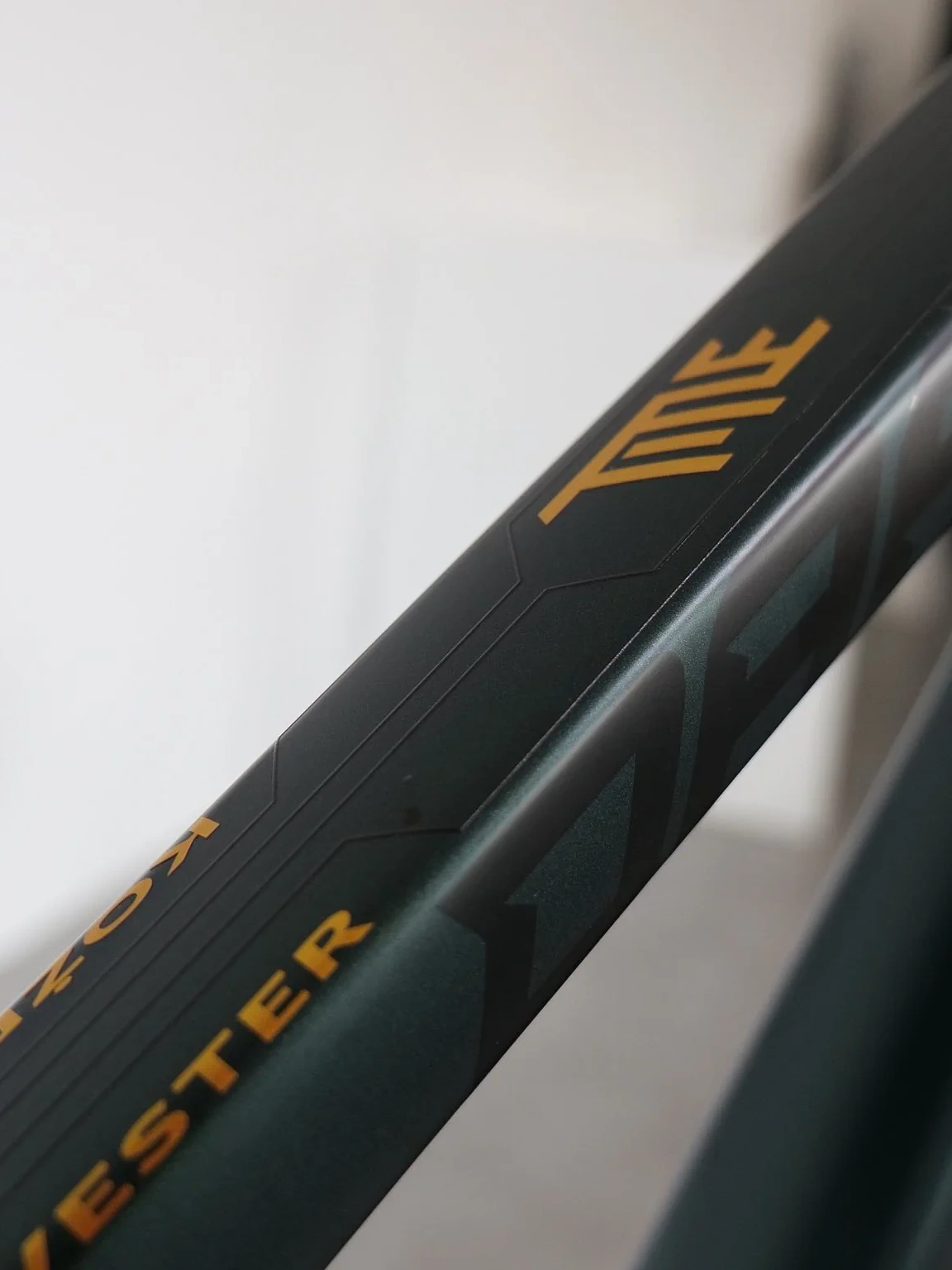 Złote logo 4-bike na ramie Dartmoor Two6Player